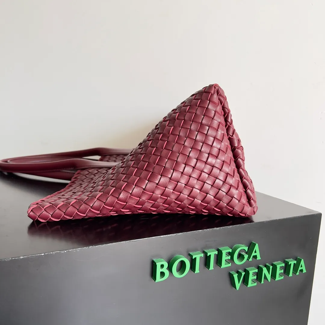 Batch 2860 Classic returns... (large size 51cm) • Cabat, born in 2001, is one of the most iconic styles of the Bottega Veneta workshop. The whole bag is made of top-grade imported lambskin. There is no exposed logo on the whole bag, but with the classic wide woven elements, you can tell who it belongs to at a glance! Can be carried on one shoulder, very practical! Style number: 608811 Size: 51*18*28